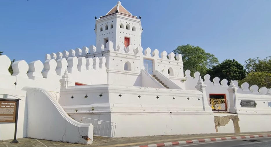 Phra Sumen Fort